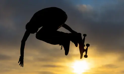 Ein Skateboarder springt in der untergehenden Sonne in einem Skatepark in Chicago hoch in die Luft.