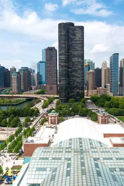 Eine Luftaufnahme des Navy Pier mit Blick auf die Skyline von Chicago