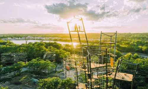Ein hoher Hindernisparcours inmitten der Bäume