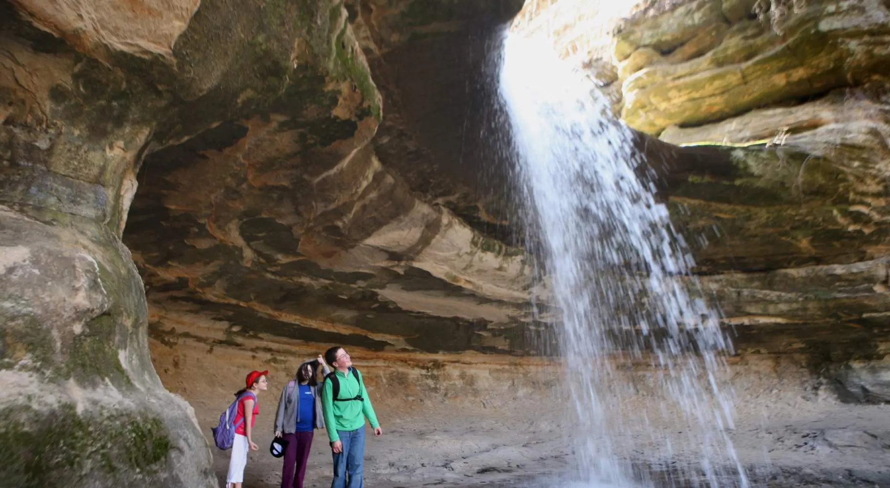 Menschen schauen auf einen Wasserfall