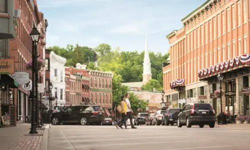 Menschen, die über die Straße gehen