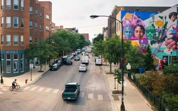Ein Blick auf eine Straße mit Bäumen und Fahrzeugen