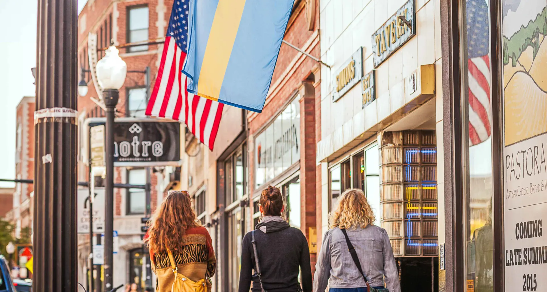 Menschen auf dem Weg unter der schwedischen Flagge