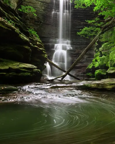 Ein Wasserfall mit einem Wasserloch darunter, Matthiessen State Park, Oglesby