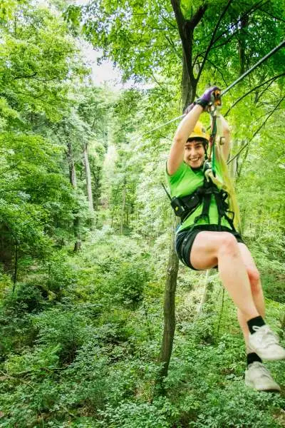 Eine Frau auf einer Seilrutsche im Shawnee National Forest