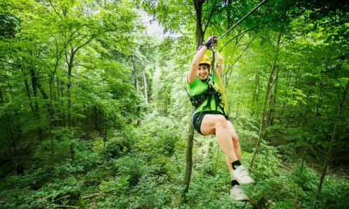 Eine Frau auf einer Seilrutsche im Shawnee National Forest