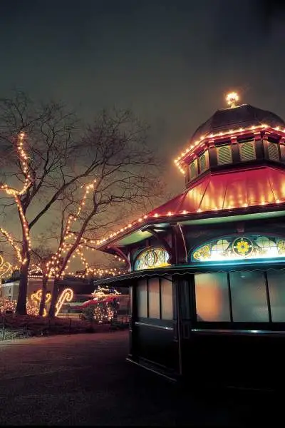 Lichter an einem Gebäude bei Nacht