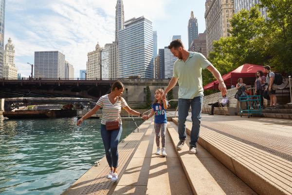 Familie wacht am Fluss mit der Stadt im Hintergrund