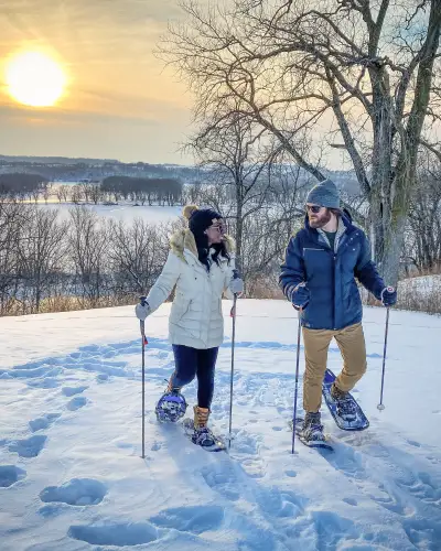 Ein Ehepaar beim Skifahren.