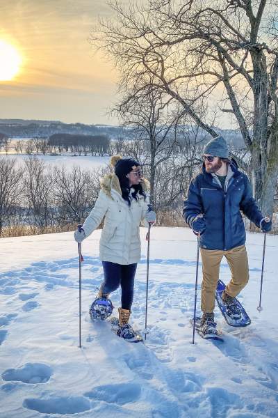 Ein Ehepaar beim Skifahren.
