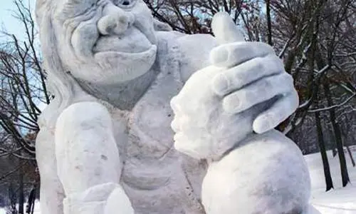 Skulptur aus Schnee