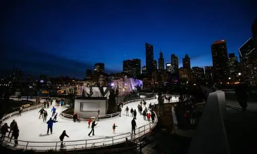Menschen beim Schlittschuhlaufen auf einer Bahn 
