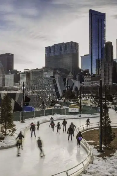 Menschen beim Schlittschuhlaufen in einem Park in Chicago