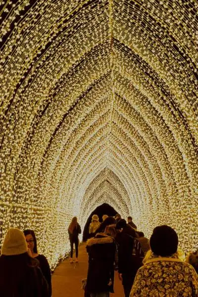 Ein Tunnel aus Lichtern