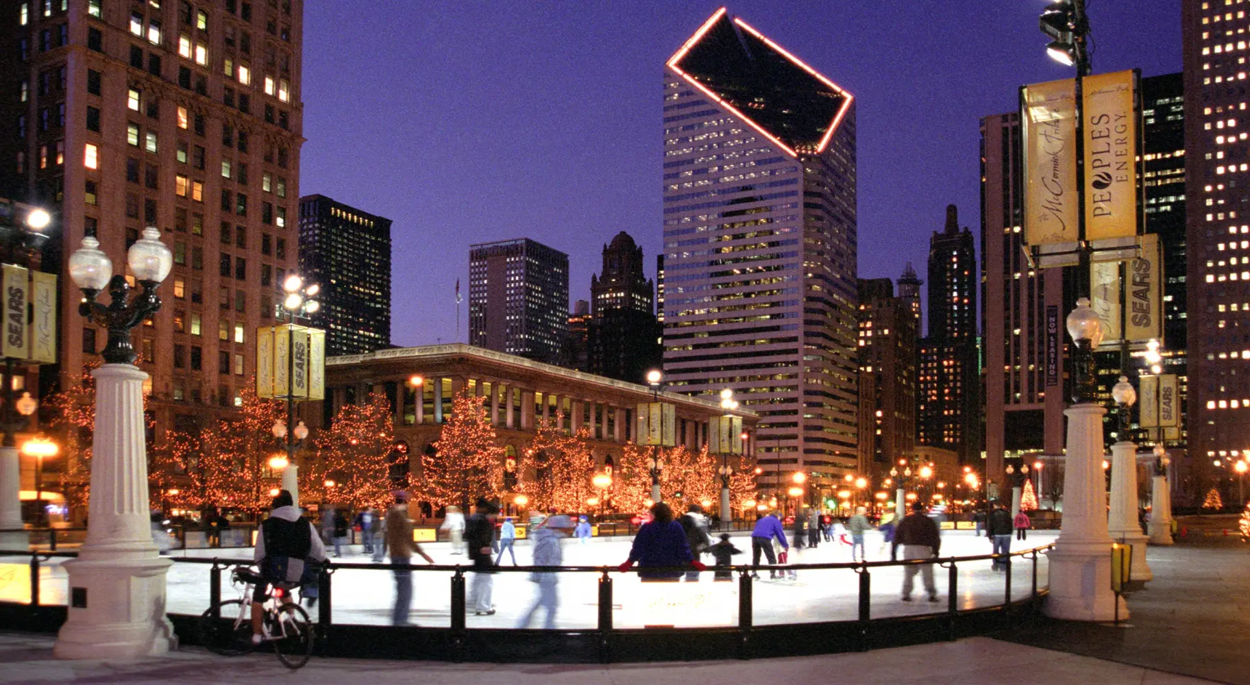 Menschen beim Schlittschuhlaufen bei Nacht