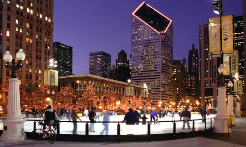 Menschen beim Schlittschuhlaufen bei Nacht