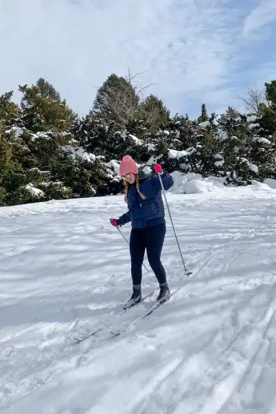 Zwei Personen beim Skifahren 