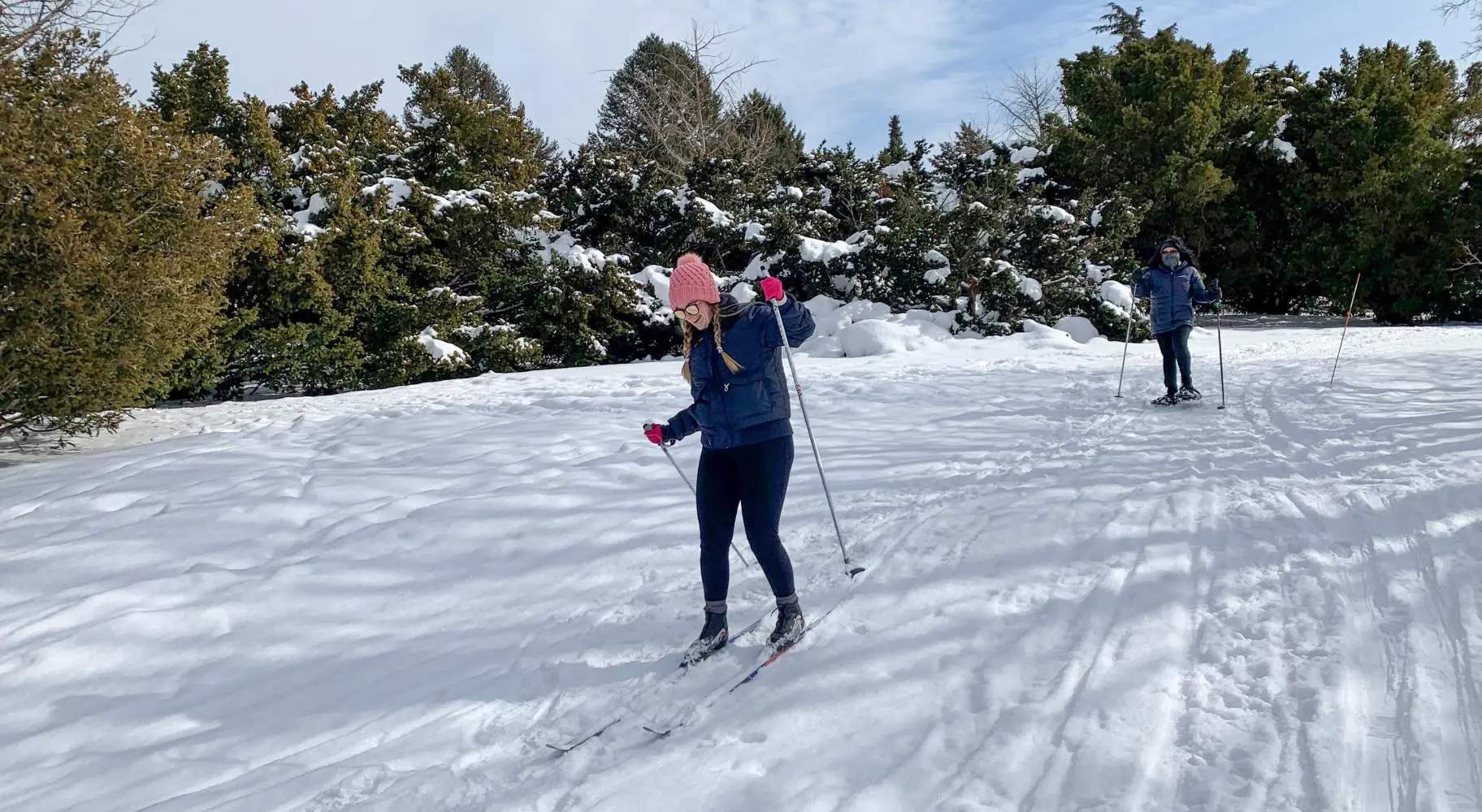 Zwei Personen beim Skifahren