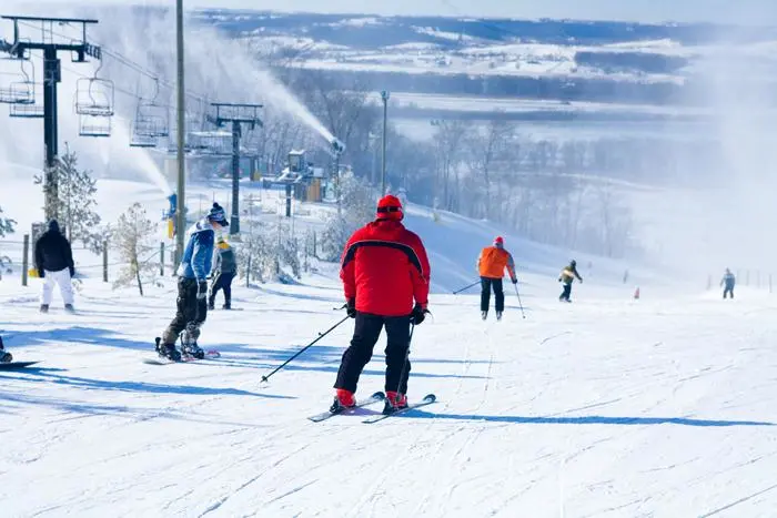 Skifahrer fahren den Kastanienberg hinunter