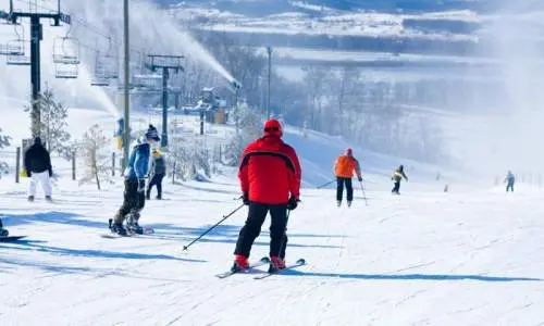 Skifahrer fahren den Kastanienberg hinunter