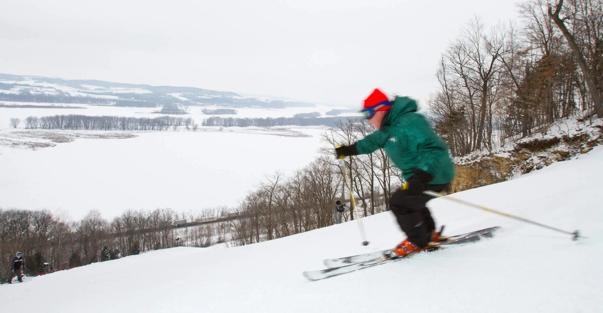 Eine Person beim Skifahren 
