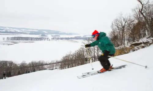 Eine Person beim Skifahren