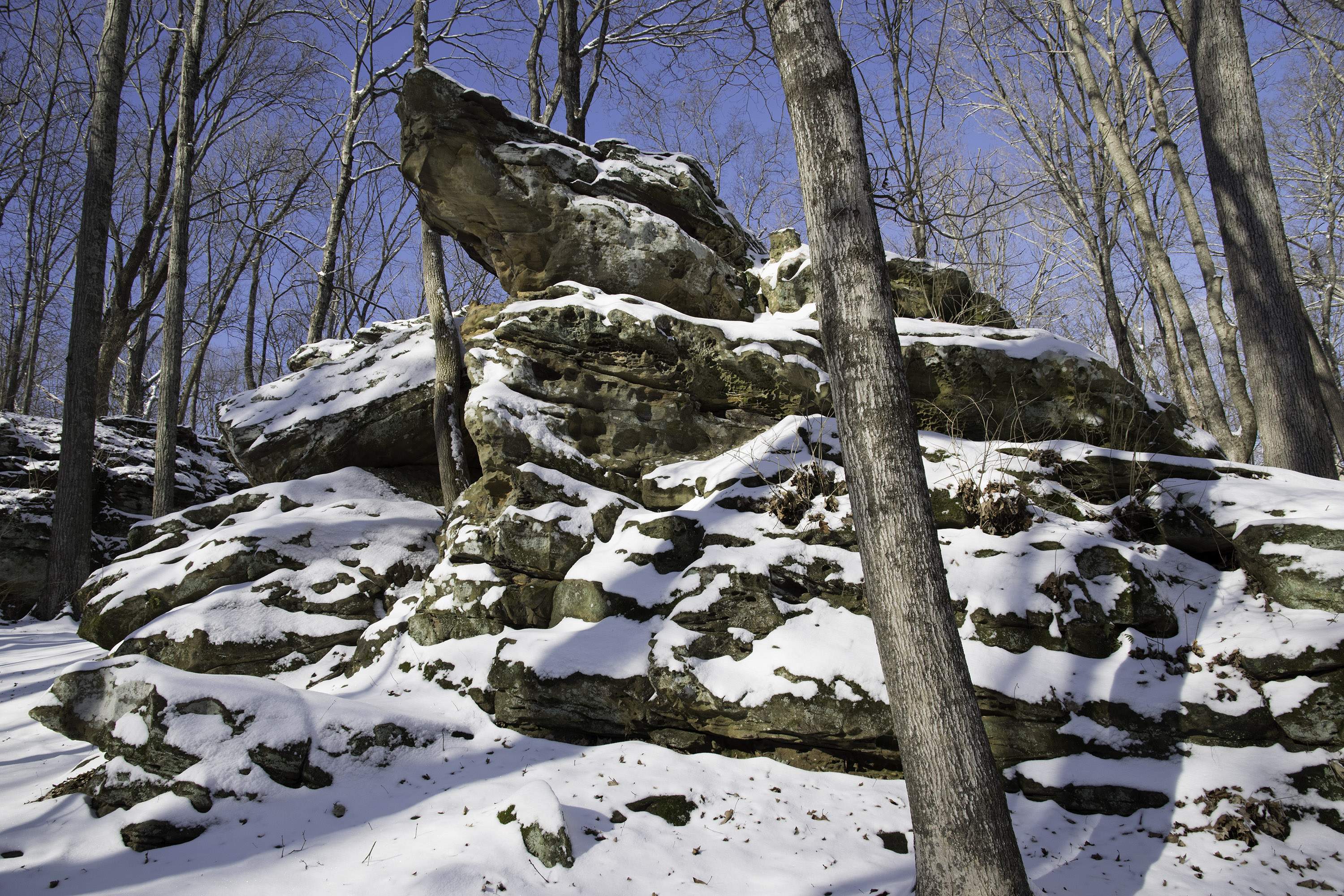 Schneebedeckte Felsen auf einem Weg im Giant City State Park