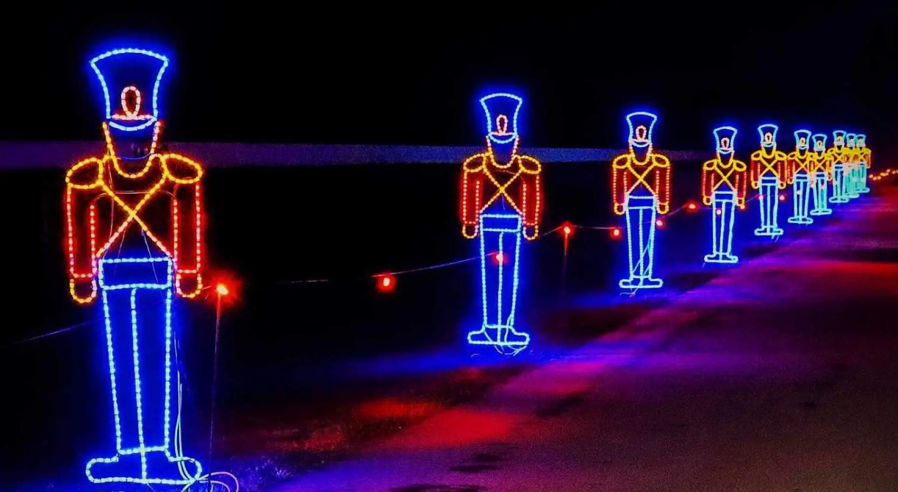 Eine Reihe von leuchtenden Weihnachtssoldaten