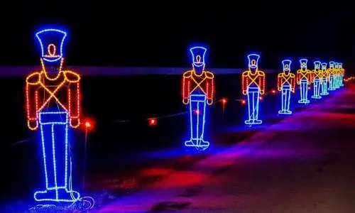 Eine Reihe von leuchtenden Weihnachtssoldaten
