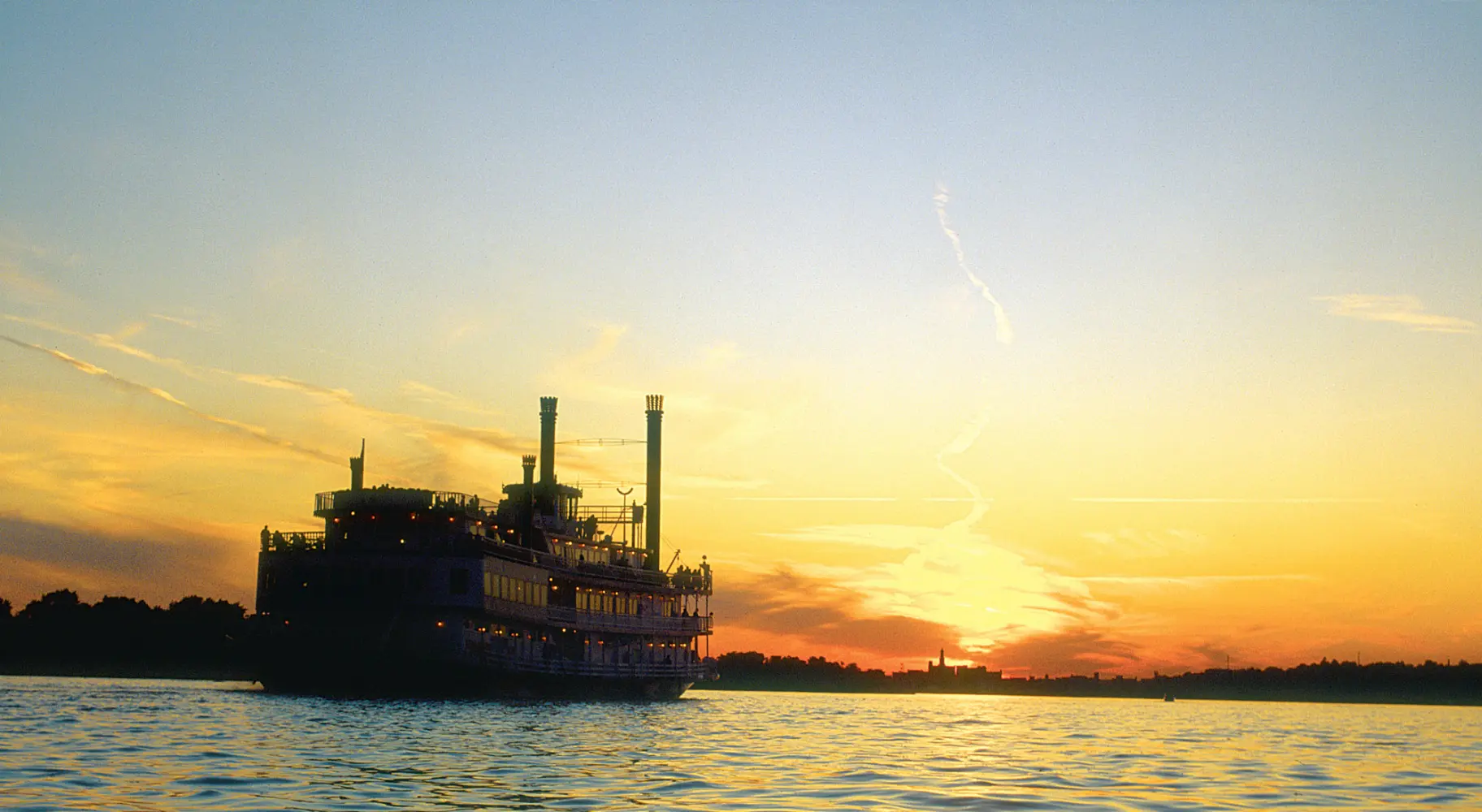 Sonnenaufgang mit Boot auf einem Fluss