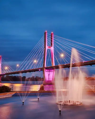 Eine beleuchtete Brücke mit Wasserfontänen