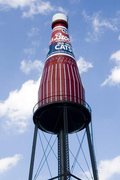 Die riesige Brooks-Catsup-Flasche vor blauem Himmel in Collinsville