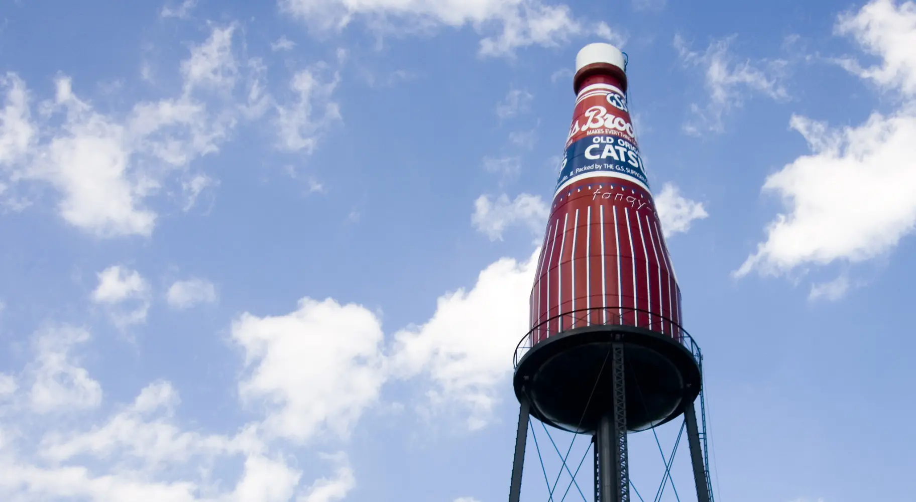 Die riesige Brooks-Catsup-Flasche vor blauem Himmel in Collinsville