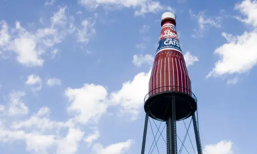 Die riesige Brooks-Catsup-Flasche vor blauem Himmel in Collinsville
