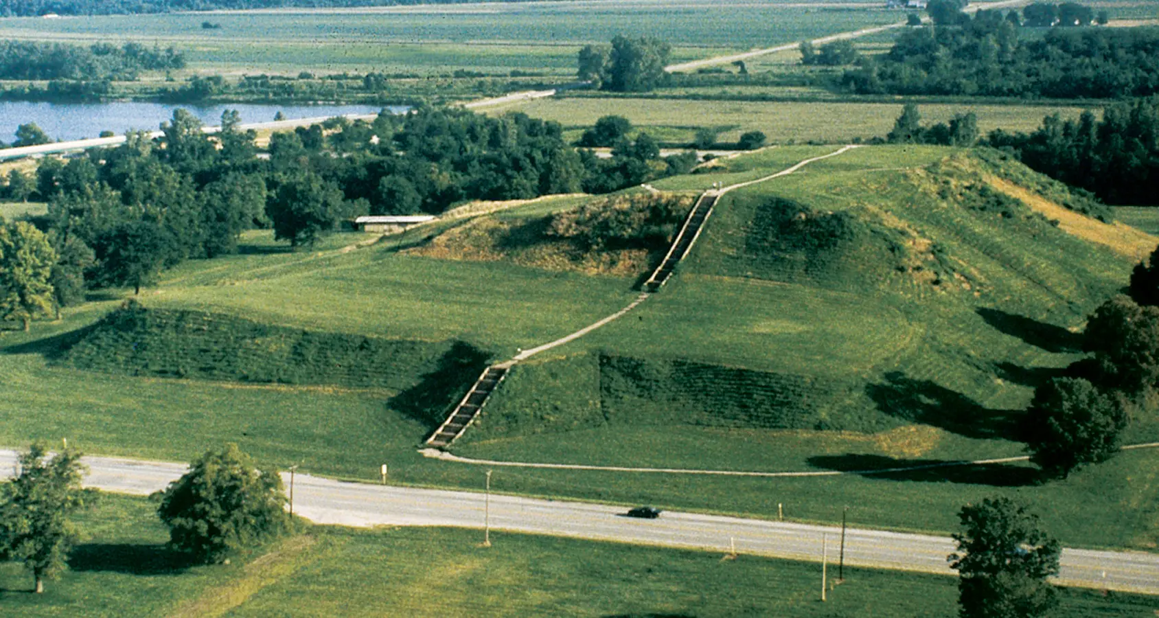 Grüne Felder der State Historic Site Cahokia Mounds 