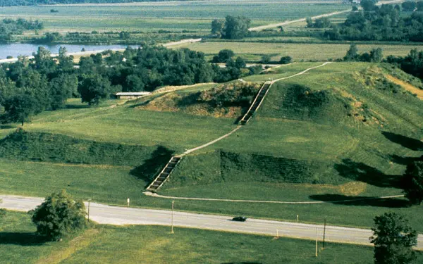 Grüne Felder der State Historic Site Cahokia Mounds 