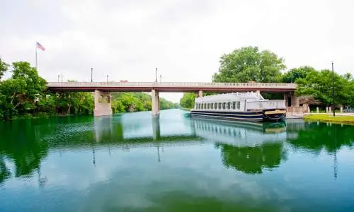 Boot auf dem Wasser mit einer Brücke im Hintergrund