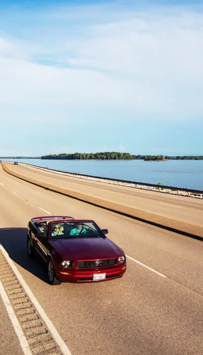 Autos fahren auf der Great River Road.