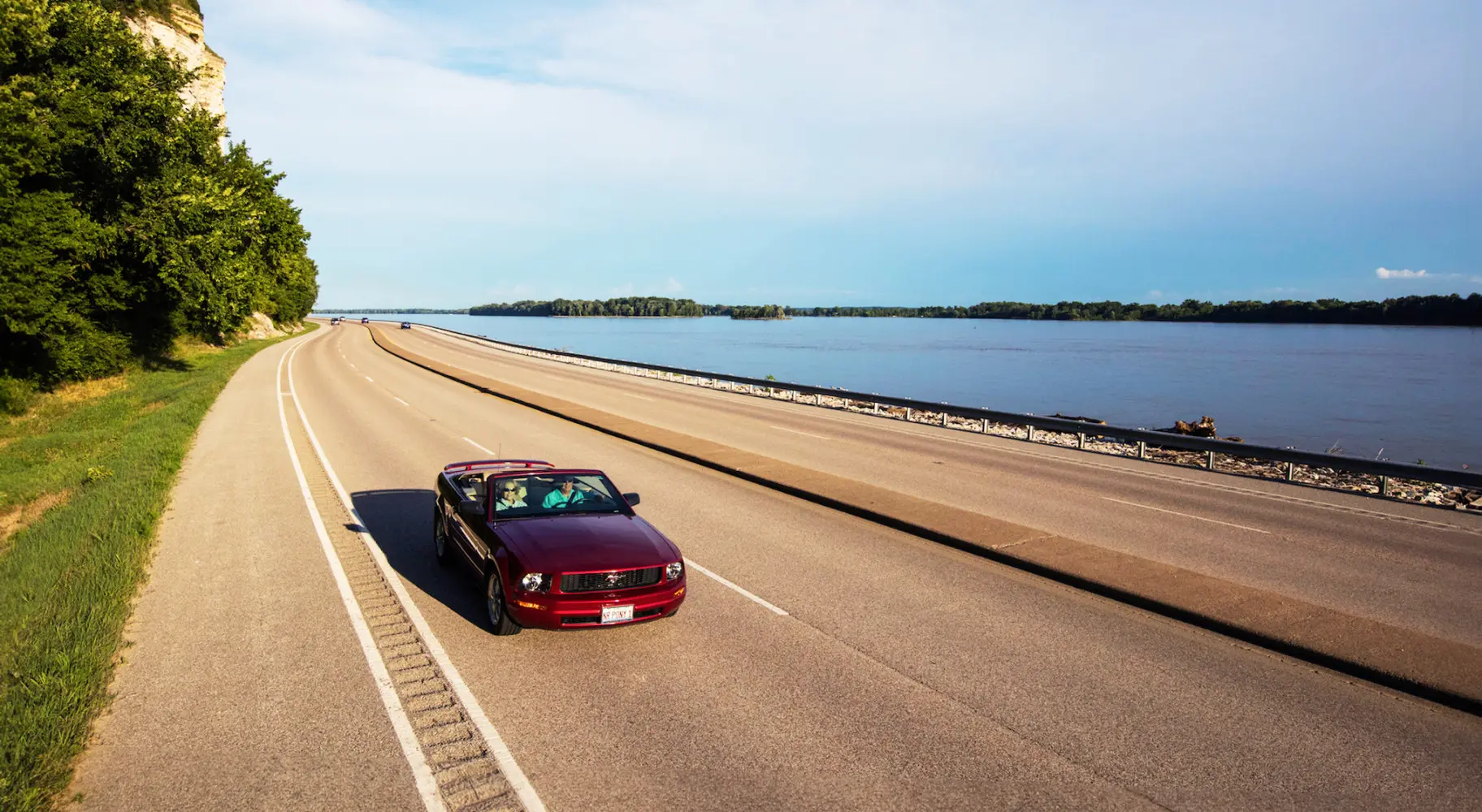 Autos fahren auf der Great River Road.