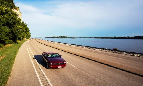 Autos fahren auf der Great River Road.