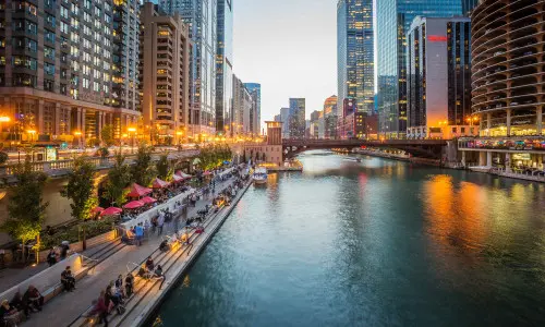 Eine Stadt mit großen Gebäuden und einem Fluss, der durch sie fließt