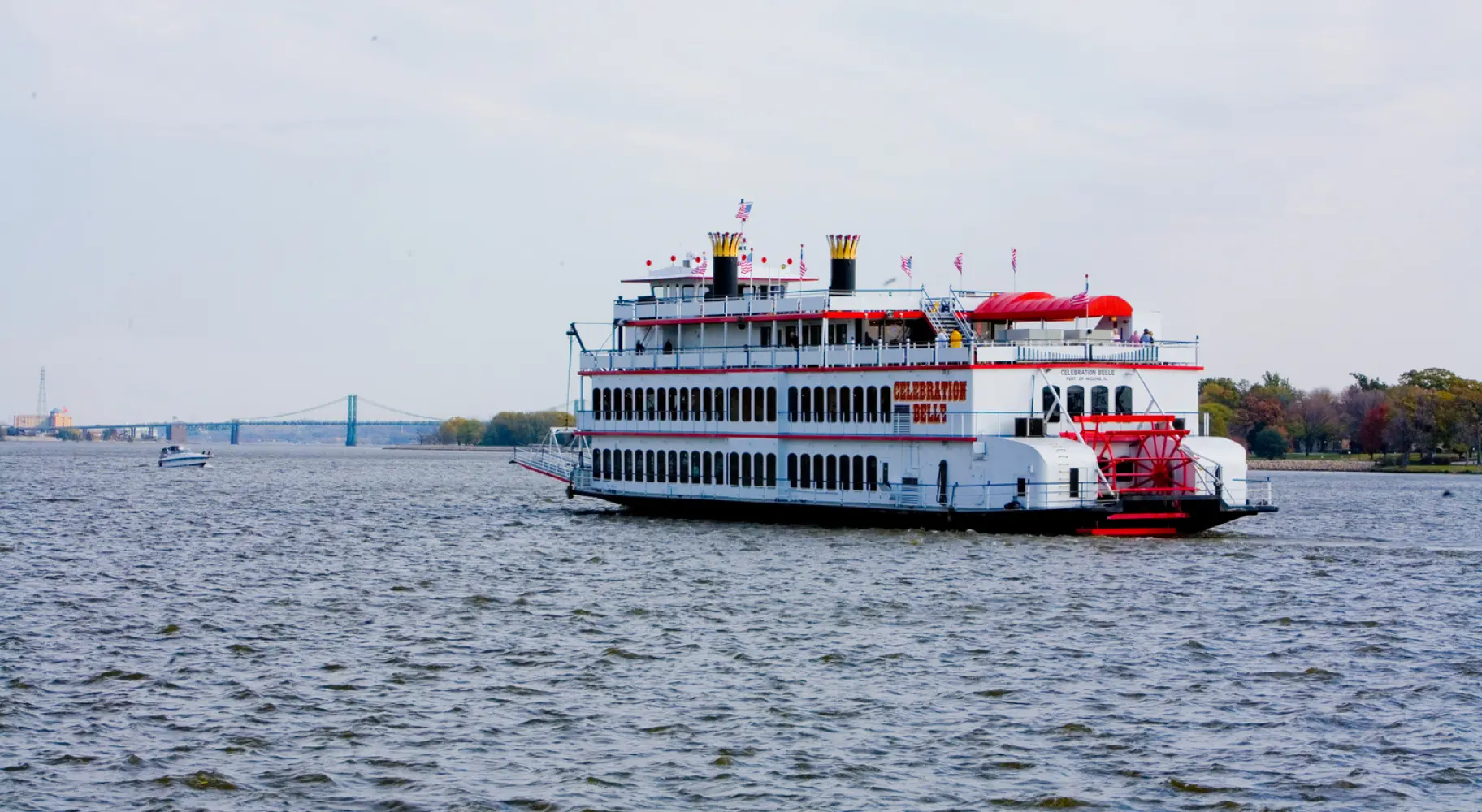 Ein Boot auf dem Wasser