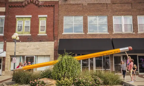 Große Bleistiftattraktion mit Familien drum herum.