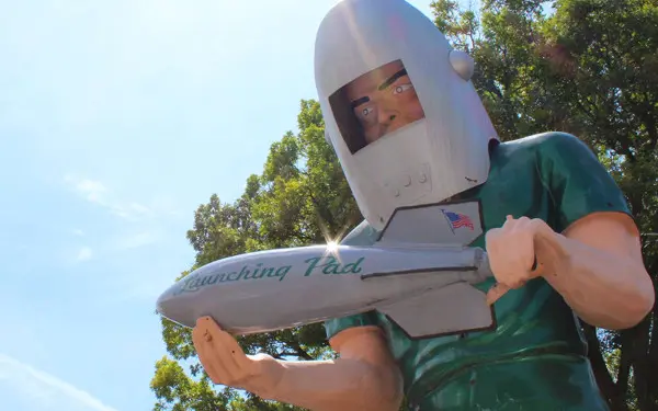 Eine große Gemini-Riesenstatue