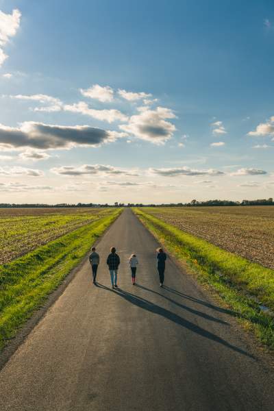 Die Familie von Craig Hensel spaziert auf einer Landstraße im Great Pumpkin Patch, Illinois. 