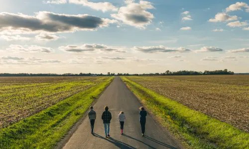 Die Familie von Craig Hensel spaziert auf einer Landstraße im Great Pumpkin Patch, Illinois.