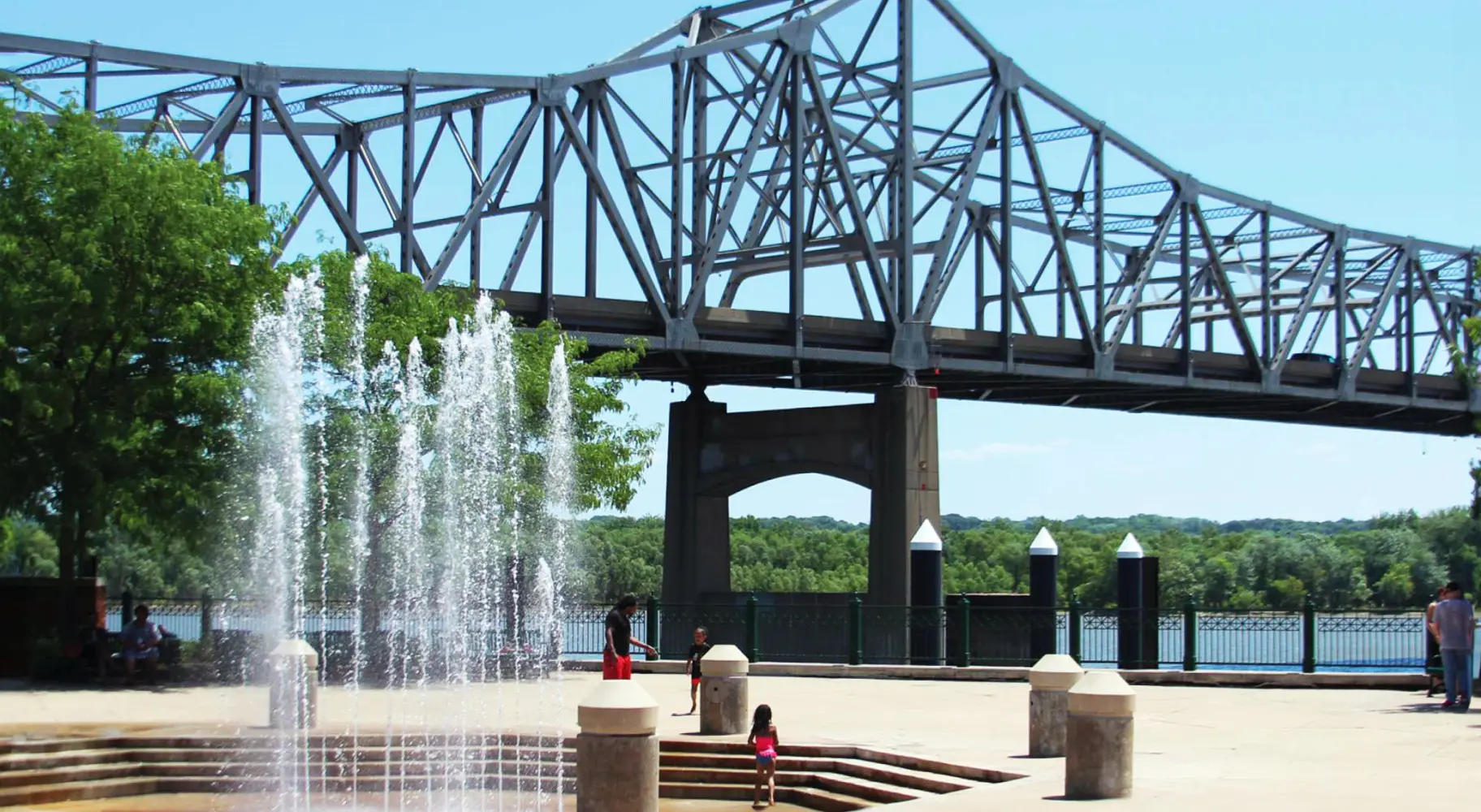 Ein Springbrunnen vor einer Brücke über den Illinois River in Peoria
