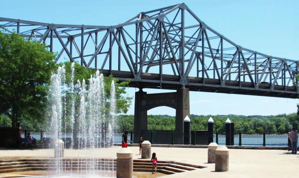 Ein Springbrunnen vor einer Brücke über den Illinois River in Peoria