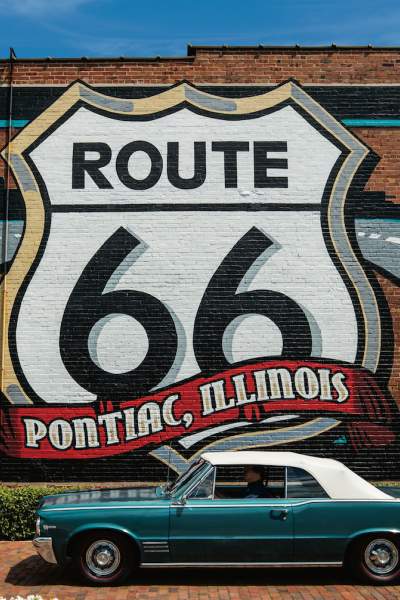 Route 66-Wandbild mit einem Pontiac-Auto im Vordergrund.