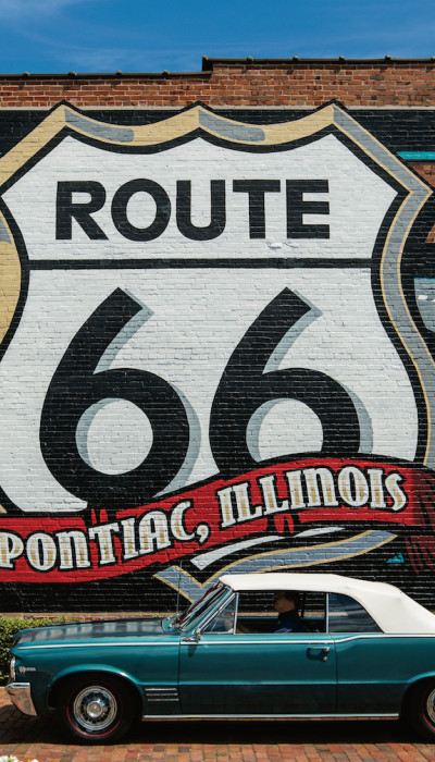 Route 66-Wandbild mit einem Pontiac-Auto im Vordergrund.